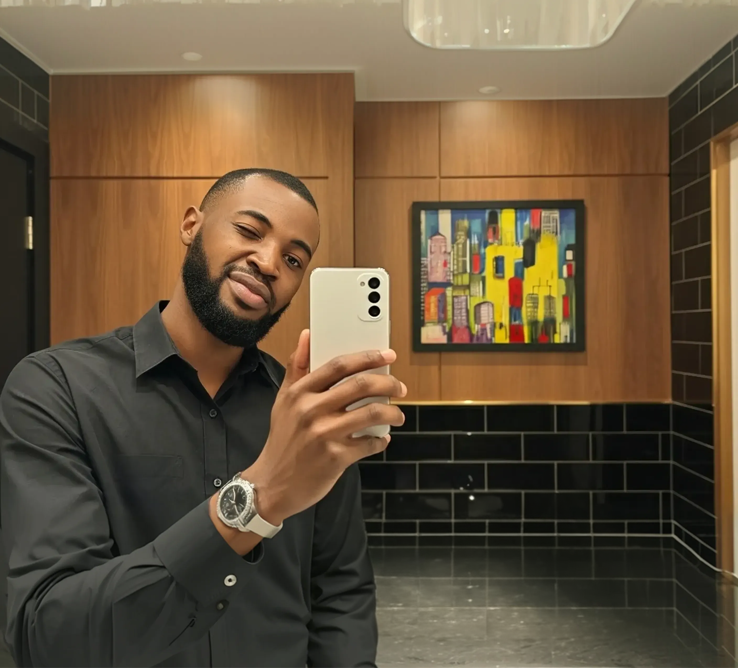 Veek taking a mirror selfie